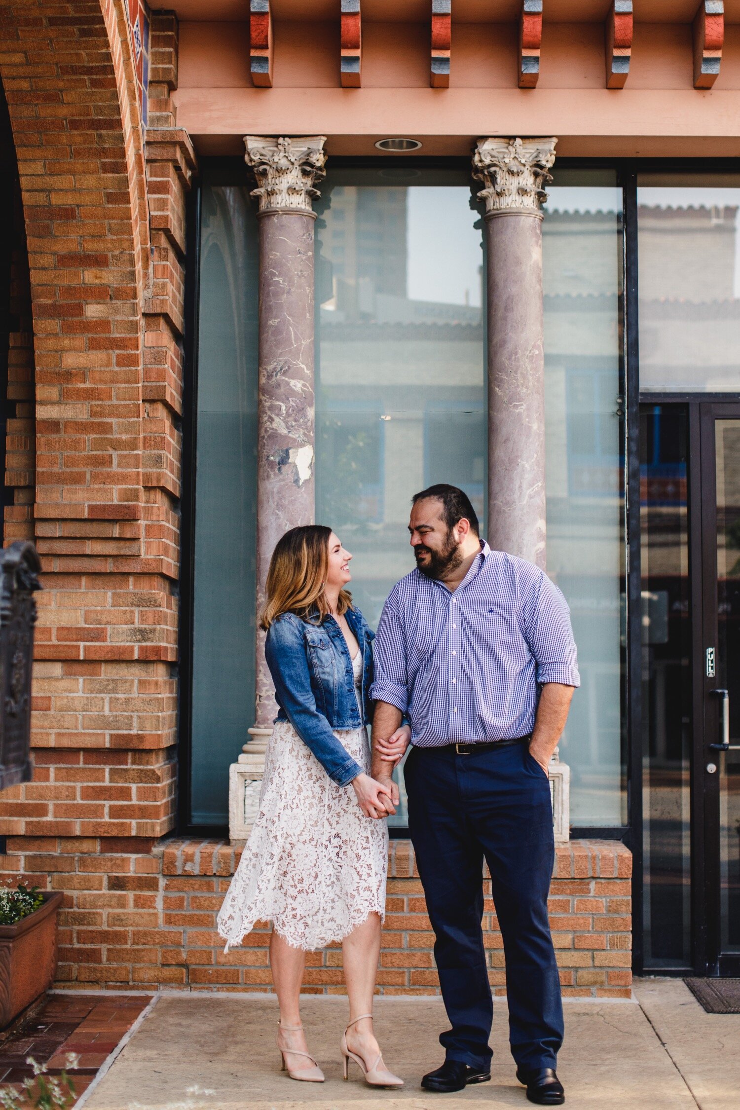 04_Payton&Eduardo-16_kansas_city_engagement_photographer_nelson_atkins_plaza_kelsey_diane_photography.jpg