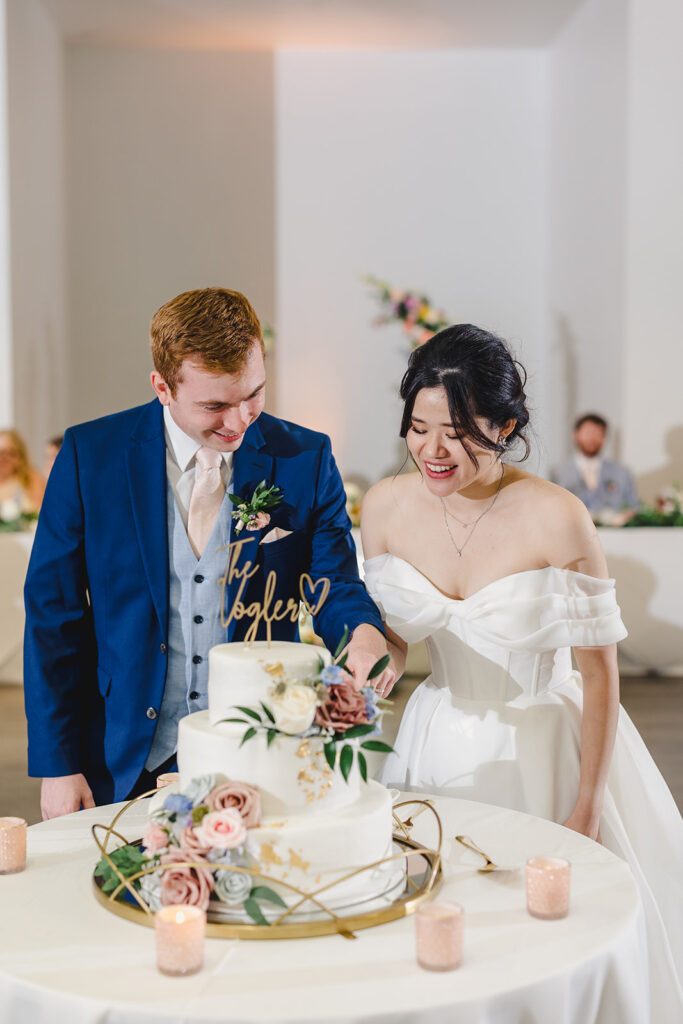 cutting the wedding cake