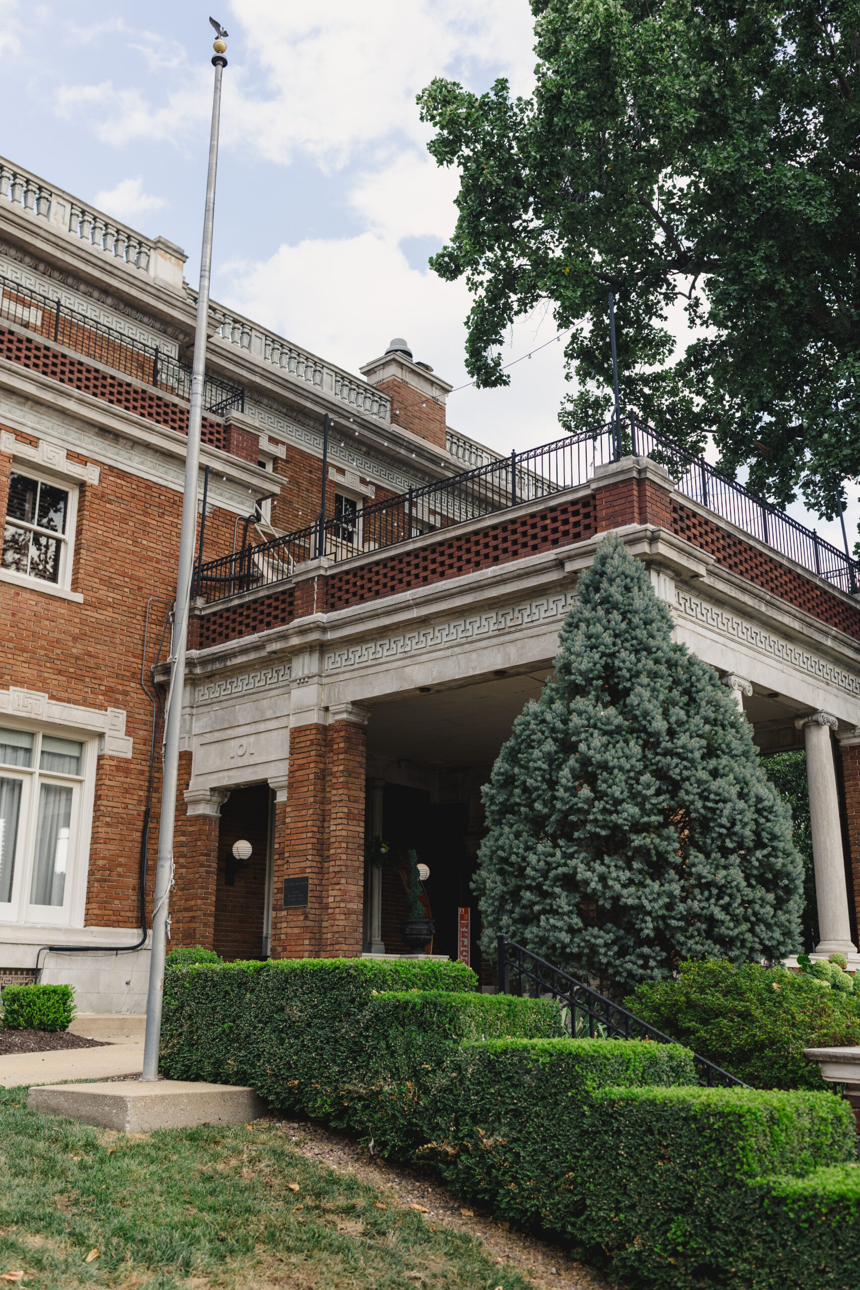 the front of loose mansion in kansas city 